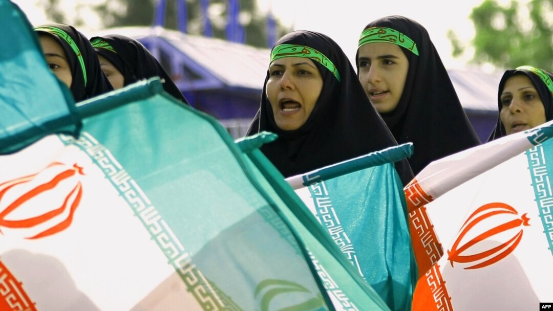 گروهی از زنان بسیجی در رژه روز ارتش