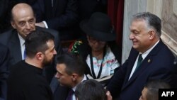 Președintele ucrainean Volodimir Zelenski (stânga) și premierul ungur Viktor Orbán (dreapta) la ceremonia învestirii președintelui Argentinei, Javier Milei. Buenos Aires, 10 decembrie, 2023. (ALEJANDRO PAGNI / AFP)