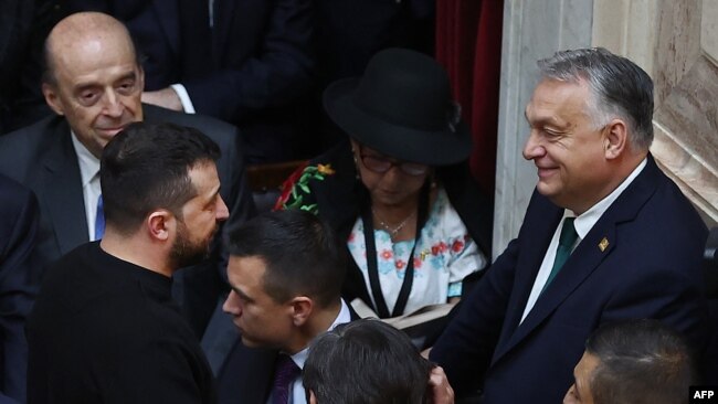 Il presidente ucraino Volodymyr Zelenskyj (a sinistra) e il primo ministro ungherese Viktor Orbán (a destra) alla cerimonia di giuramento del presidente argentino Javier Mile.  Buenos Aires, 10 dicembre 2023. (ALEJANDRO PAGNI/AFP)