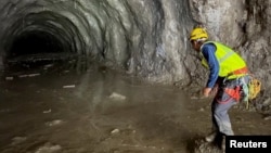 Un membru al echipelor de salvare la intrarea unui tunel, la centrala hidroelectrică Chilime, pe 29 august 2026.