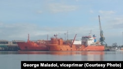 ხანძარი, რომელიც უკრაინის პორტ იზმაილში მდგარ ტანკერს გაუჩნდა დრონით იერიშის შედეგად, ჩაქრობილია. 18 ნოემბერ, 2025. 