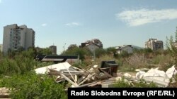 Скопје, населба Аеродром - 1 септември 2020 година: дивите депони стануваат се побројни во главниот град.