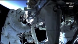 Астронавти у відкритому космосі встановлюють сонячні батареї на МКС (відео)