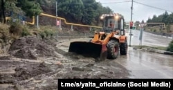 Расчистка автодорог в Большой Ялте после шторма. Октябрь 2026 года
