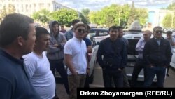 Нұр-Сұлтан әкімдігі алдында жиналып тұрған таксистер. 19 маусым 2019 жыл. 