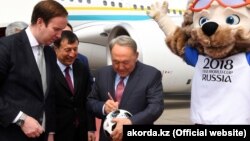 Президент Казахстана Нурсултан Назарбаев по прибытии в Москву, 14 июня 2018 года. 
