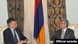 Всчтреча президента Армении Сержа Сргсяна со спецпредставителем Евросоюза по Южному Кавказу Питером Семнеби в Ереване (архивное фото)