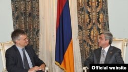 Armenia -- President Serzh Sarkisian meets EU South Caucasus envoy Peter Semneby, Yerevan, 25Sep2009