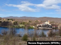 Hotel dominira panoramom Borskog jezera.
