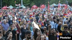 Armenia - Opposition supporters demonstrate in Yerevan, June 14, 2022.