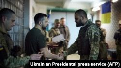 Владимир Зеленский во время поездки на фронт награждает украинского военного. 6 июня 2022 года