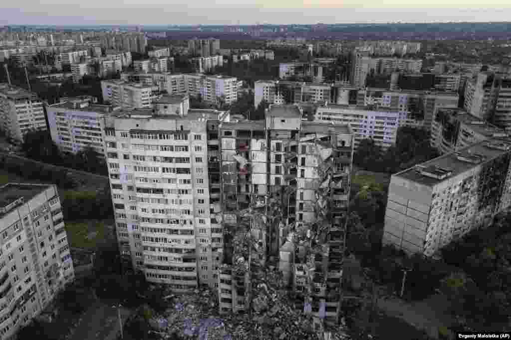 A Harkiv körüli kisebb településeknél még mindig bizonytalan, hogy kinek a kezén vannak. Állítólag ez is része Moszkva stratégiájának, hogy lekösse az ukrán csapatokat, ne tudjanak mindenkit Donyeckbe küldeni, ahol az oroszok egész városokat pusztítanak el