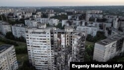Blocuri de locuințe bombardate de ruși în cartierul Saltovka din oraul Harkov.