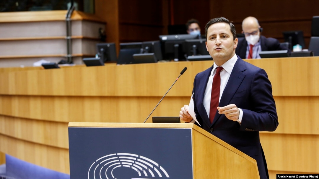Europarlamentarul (USR) Nicu Ștefănuță spune că într-o negociere e important să știi cât ceri, când lași de la tine, ce pași faci, care este limita de suportabilitate pentru celălalt din fața ta, când simți că merită să mai împingi, când simți că merită să te oprești.