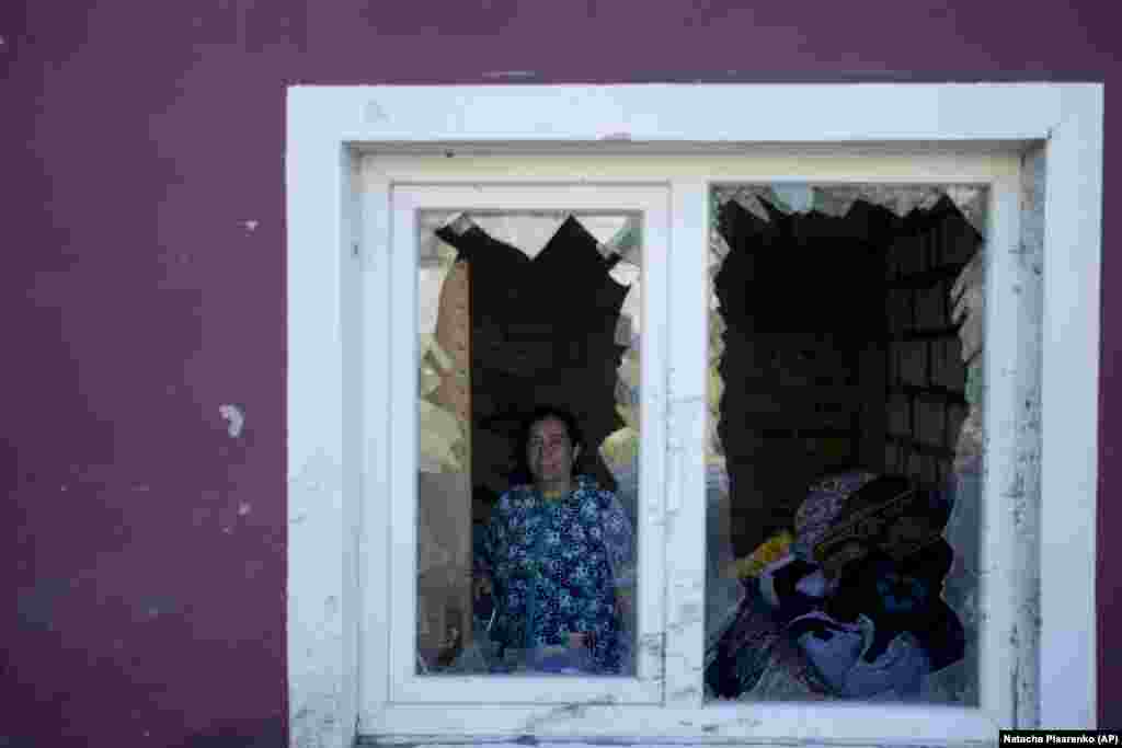 Nasztaszja Vlagyimirovna az orosz támadásokban lakhatatlanná vált otthonában Mesztyicben június 6-án. Vlagyimirovnáék tizennyolcan éltek a házban, most a férjével együtt a szomszédokhoz költöztek át