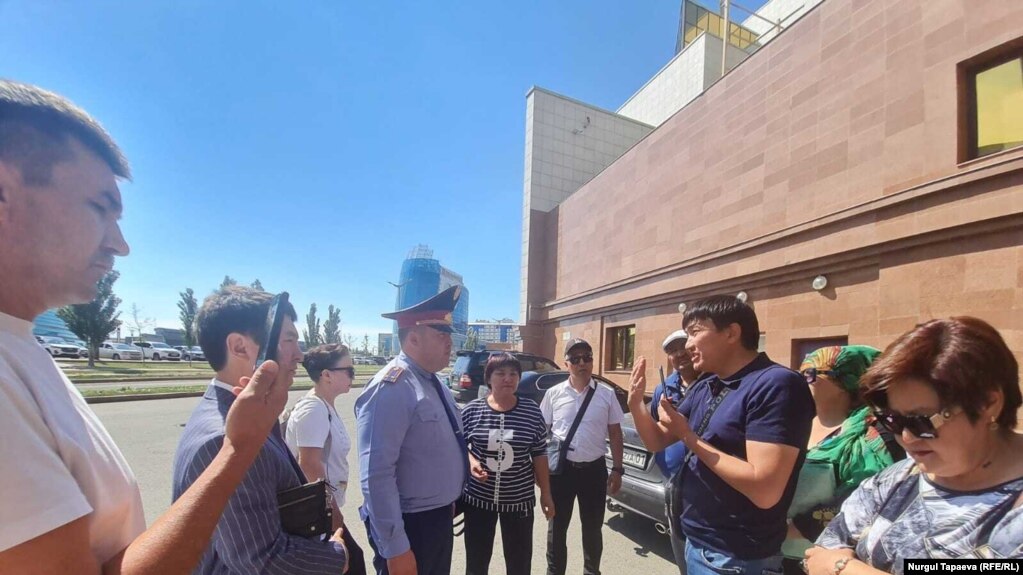 Люди, собравшиеся из разных регионов Казахстана, требуют справедливого расследования январских событий