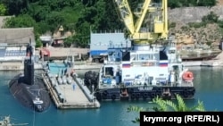 Погрузка ракет «Калибр» на подводную лодку в Южной бухте Севастополя