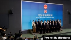 Šef administracije Džon Li i ostali novi zvaničnici poziraju na pres-konferenciji u Hong Kongu, 19. jun 2022.