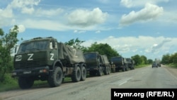Колонна российской военной техники стоит на въезде в Джанкой, июнь 2022 года