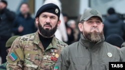 Магомед Даудов (ліворуч) і Рамзан Кадиров оглядають чеченські військові підрозділи на другий день повномасштабного вторгнення Росії до України, Грозний, 25 лютого 2022 року