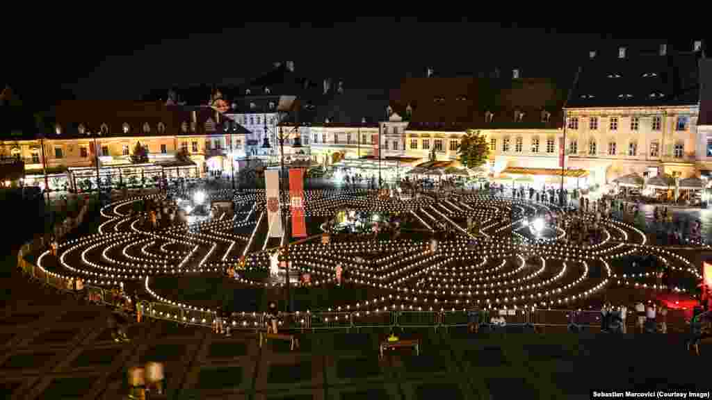 Labirintul luminilor în Piața Mare din Sibiu. Foto: Sebastian Marcovici