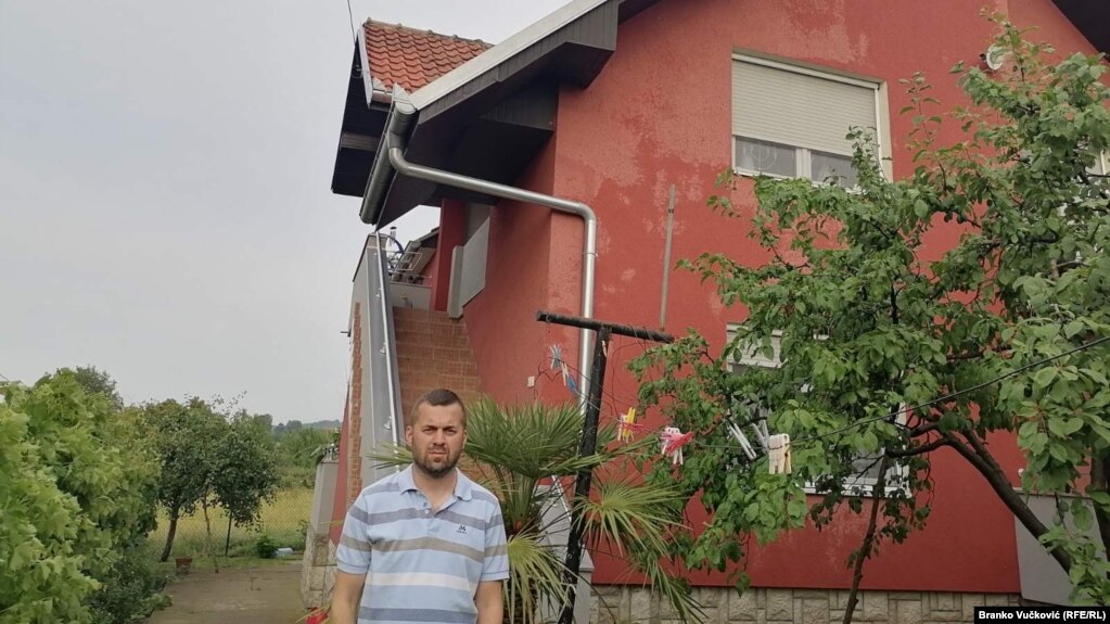 Radnik Fijata Igor Anđić ispred kuće koju je kupio na kredit, smatrajući da ima siguran posao u Fijatu, fotografisano 2022.