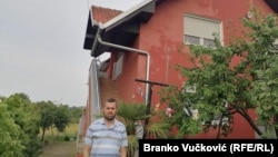 Radnik Fijata Igor Anđić ispred kuće koju je kupio na kredit, smatrajući da ima siguran posao u Fijatu, fotografisano 2022.