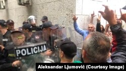 Protest ispred zgrade Vlade Crne Gore, nakon usvajanja Temeljnog ugovora sa SPC, 8. jul