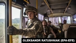 Militari ucraineni în drum spre Severodonețk, în regiunea Luhansk din estul Ucrainei, 19 iunie 2022.