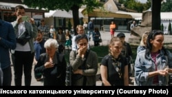 У Львові під час прощання із загиблимвоїном на війні люди стають на коліна