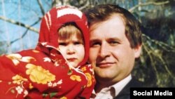Dmitrij Kolker lányával, Alinával egy archív képen