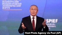 Ruski predsjednik Vladimir Putin na ekonomskom forumu u Sankt Peterburg, Rusija, 17. juni 2022.