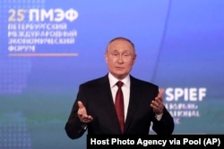 Президент России выступает на Санкт-Петербургском международном экономическом форуме, 17 июня 2022 года