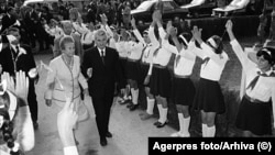 În perioada comunistă, elevii erau adesea obligați să participe la evenimente în care dictatorul Nicolae Ceaușescu era adulat. Mulți dintre tinerii de azi – care nu au trăit acele vremuri – cred că le-ar fi mai bine în dictatură decât în democrație. 