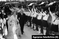 Nicolae Ceaușescu era primit peste tot în țară cu ceremonii precum cea din această imagine, puse în scenă de autoritățile comuniste. Mulți dintre cei care participau la astfel de evenimente își amintesc că erau obligați să ia parte la ele.