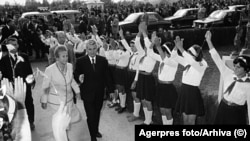Elevii erau școși să manifeste atunci când dictatorii Nicolae și Elena Ceaușescu vizitau vreo localitate. Fotografia e din 1979, când cei doi au vizitat Muzeul de Istorie al comunei Scornicesti.
