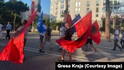 Демонстрантите од опозициската партија ДП во Албанија маршираат низ улиците во Тирана, Албанија, 7 јули 2022 година.