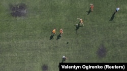 Újra gyerekek futballoznak a szétlőtt ukrán stadionban