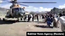 انتقال زخمی های زلزله اخیر با هلیکوپتر به مراکز صحی در ولایت پکتیکا