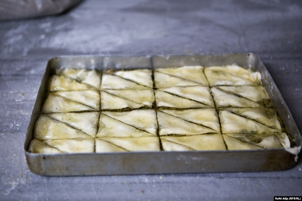 Një bakllava në pastiçerinë e Hamzës është gati për t'u pjekur.