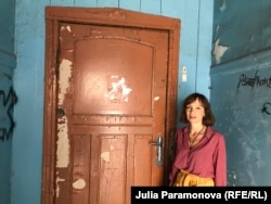 Анжелика Шпилева у двери квартиры, где жил Видунас