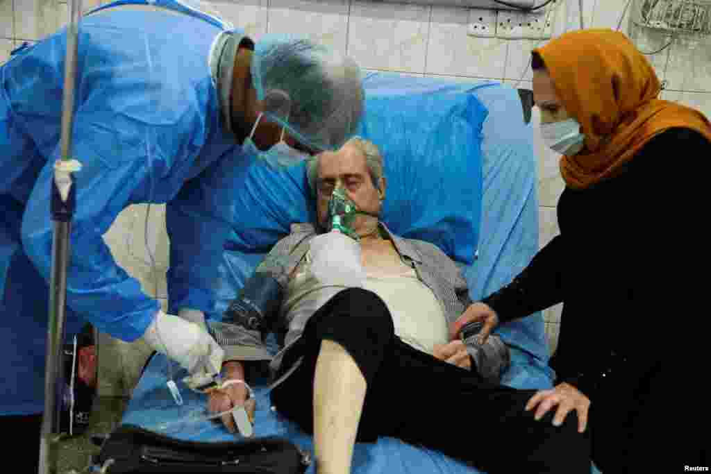 Oxigénmaszkot és infúziót kap egy férfi Bagdadban az áprilisközepi homokvihar idején