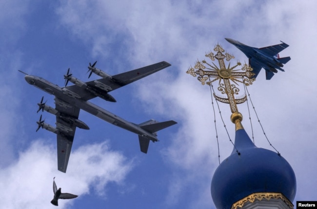 Советский и российский турбовинтовой стратегический бомбардировщик-ракетоносец Ту-95МС на репетиции парада Победы в Москве, 4 мая 2022 года