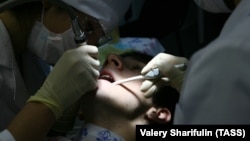 One owner of dental clinics says that having to resort to inferior domestic medical equipment is like “Russian roulette,” but with even worse odds. (file photo)