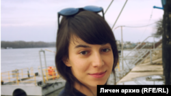  Ива Мечкунова е приключила логика на психиката и антропология в университета в Утрехт и работи в маркетинг отдел на софтуерна компания. От 2014 година е наблюдаващ на избори 