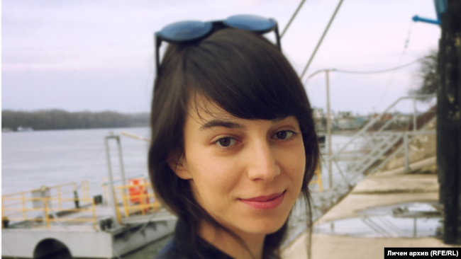 Ива Мечкунова е завършила психология и антропология в университета в Утрехт и работи в маркетинг отдел на софтуерна компания. От 2014 г. е наблюдател на избори