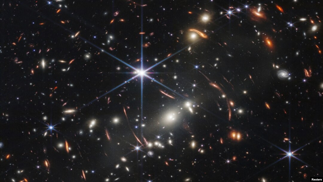 Așa arată Universul. NASA a publicat ieri prima imagine ştiinţifică făcută de la telescopul James Webb, care arată galaxiile formate la scurt timp după Big Bang, cu peste 13 miliarde de ani în urmă.