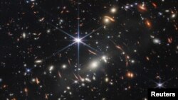 Așa arată Universul. NASA a publicat ieri prima imagine ştiinţifică făcută de la telescopul James Webb, care arată galaxiile formate la scurt timp după Big Bang, cu peste 13 miliarde de ani în urmă.