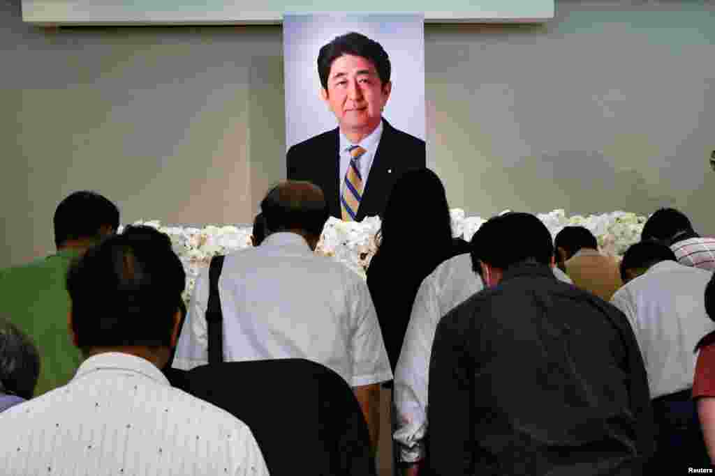 Oamenii au adus un ultim omagiu&nbsp; fostului prim-ministru japonez Shinzo Abe, la Taipei, Taiwan, 11 iulie 2022.&nbsp;