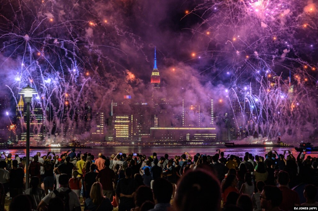Menhetëni i ndriçuar nga fishekzjarrët shumëngjyrësh për Ditën e Pavarësisë.